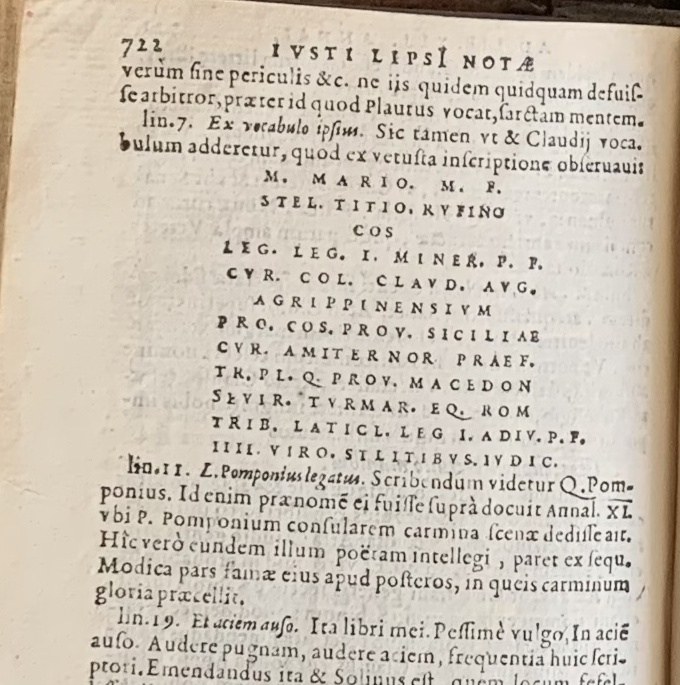 Audley End Tacitus, p. 722: another inscription set apart from the prose in spaced capitals. Shown with the surrounding printed commentary.