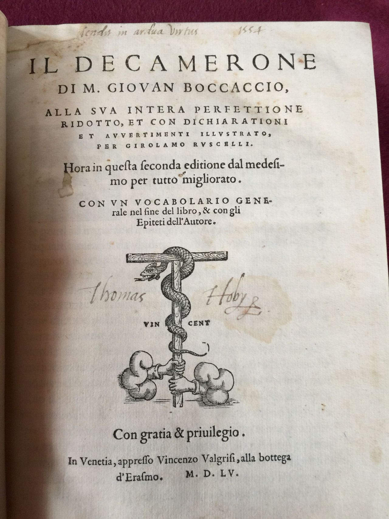 The Audley End Decameron , Venice, Vincenzo Valgrisi, 1555, with Thomas Hoby’s ownership inscription and his dated motto. Audley End, inventory 81035044; private collection, on loan. Photograph reproduced in the Cambridge exhibition on Hoby.